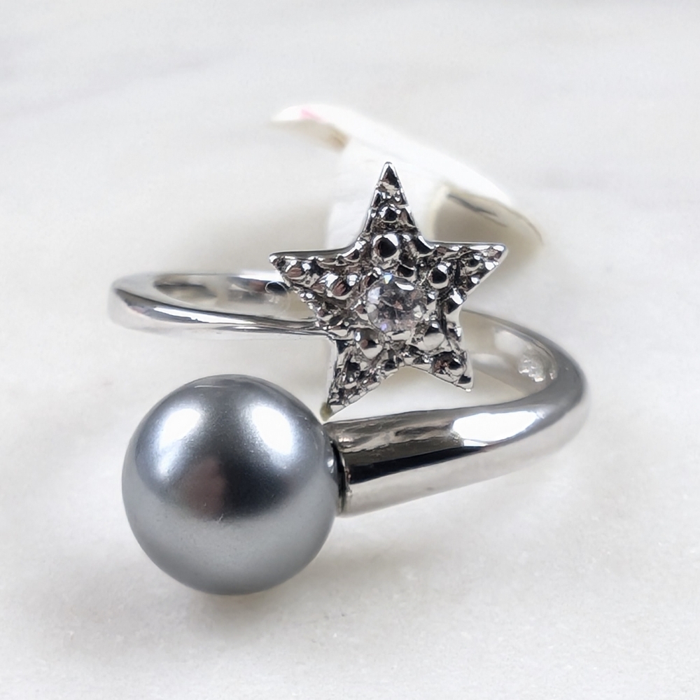 Beautiful Silver Star and Gray Pearl Fifth Avenue Collection Ring